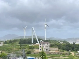 台风“杨柳”肆虐福建：风力发电机遭受重创，多辆汽车被坠落铁皮击中-同恩资源分享网